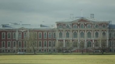 Bir alanın arka plan üzerinde sonbaharda Jelgava Letonya'da Rastrelli Palace
