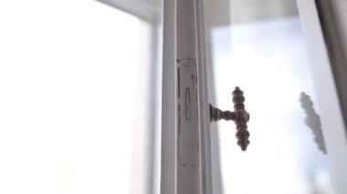 Kalenin içinde eski beyaz ahşap pencere