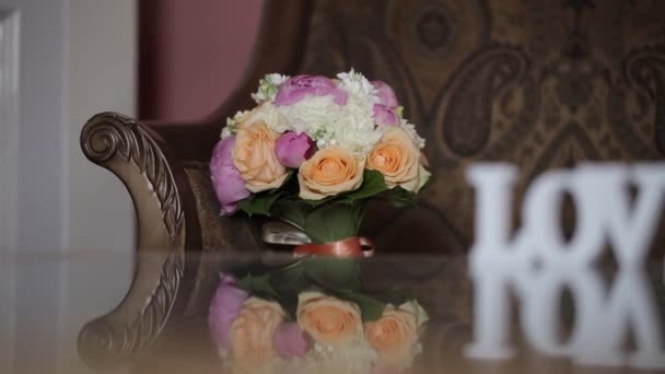 Hochzeit Kunststoff Liebesbriefe und Blumen Dekorationen für die Braut bijouterie, Bänder, Satin Dekorationen und Schmuck — Stockvideo