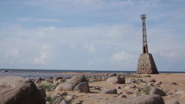 バルト海に近い青空ビーチで古い灯台 — ストック動画