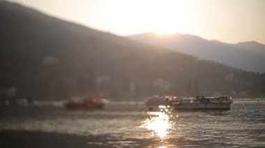 Lake Como İtalya, tekneler ve bir ada üzerinde gündoğumu