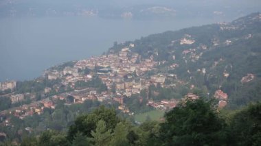 Lake Como İtalya, tekneler ve bir ada üzerinde gündoğumu