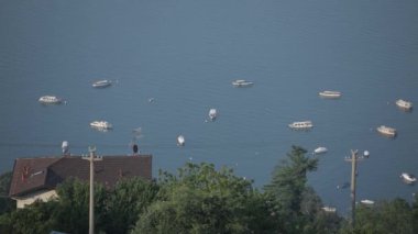 Lake Como İtalya, tekneler ve bir ada Yatlar