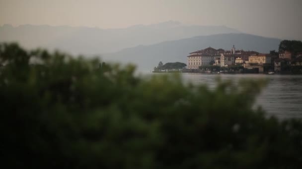 Lever de soleil sur le lac de Côme en Italie, bateaux et une île — Video