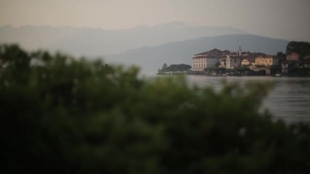 Alba sul Lago di Como in Italia, barche e un'isola — Video Stock