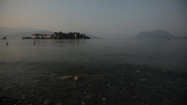Salida del sol en el Lago de Como en Italia, barcos y una isla — Vídeo de stock