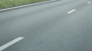 Asfalt yolda hareket yaz saati