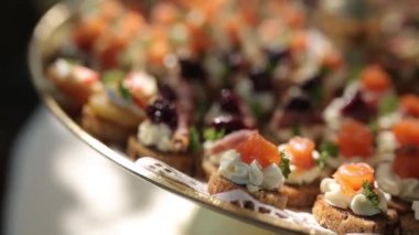 Beyaz masa örtüsü üzerinde güneşli bir tepsiye snack