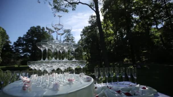 Sklenice šampaňské pyramida letní svatební obřad — Stock video