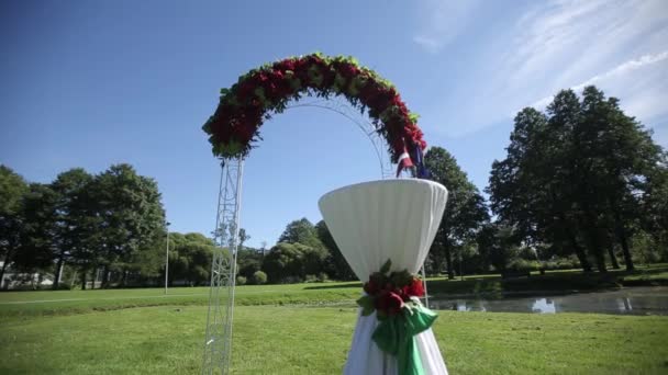 Arco para a cerimônia de casamento Decorações de flores — Vídeo de Stock
