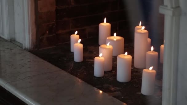 Velas brancas na lareira Design de interiores — Vídeo de Stock