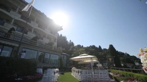 Boda decoraciones de flores blancas y rojas ceremonia florística — Vídeo de stock