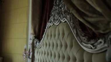 Güzel bir oda Vintage yatakta güneş ışığı ile bulanıklık
