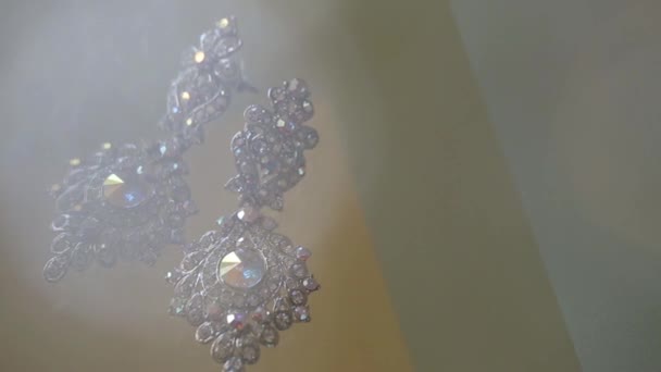 Boucles d'oreilles sur une lampe décorations pour la mariée Bijouterie, rubans, décorations en satin et bijoux — Video