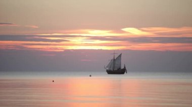 Yelkenli gemi direkleri batımında denize Baltık Denizi ile