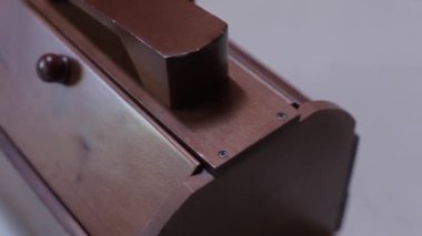 Mens ahşap dolap için bir gömlek bir ahşap dolap makro kaydırıcısını taşımak için kol düğmeleri