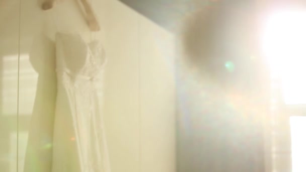 Vestido de noiva branco a noiva em luz solar brilhante — Vídeo de Stock