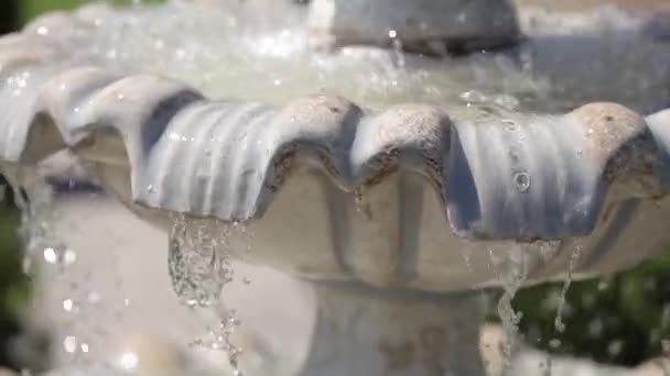 White Fountain near the yellow castle in Latvia — Stock Video