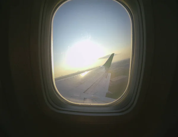 Aiplane Fenêtres de l'avion vue sur l'aile avions, compagnies aériennes, transport aérien skyline — Photo