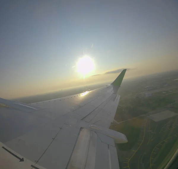 Windows μακρινή θέα Aiplane αεροσκαφών στο αεροσκάφος με πτέρυγες, αεροπορικές εταιρείες, Αεροπορίας στον ορίζοντα μεταφορά — Φωτογραφία Αρχείου