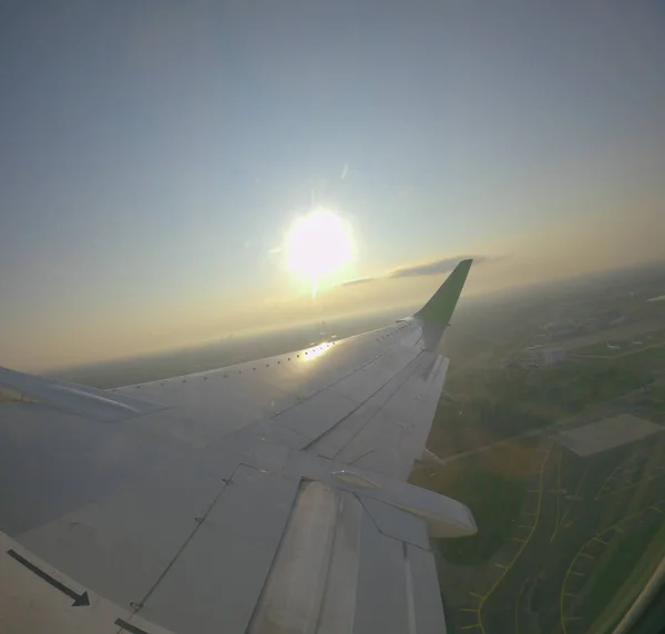 Aiplane Aircraft jendela tampilan pada pesawat sayap, maskapai penerbangan, penerbangan skyline transportasi — Stok Foto