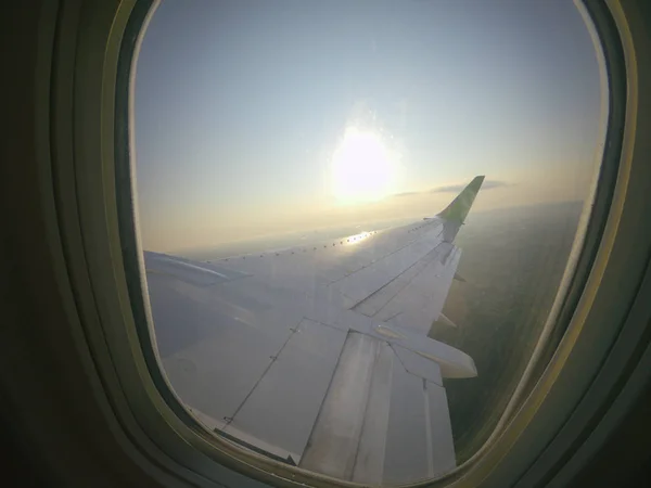 Avión Ventanas de aviones vista en el avión ala, aerolíneas, transporte de horizonte de aviación —  Fotos de Stock