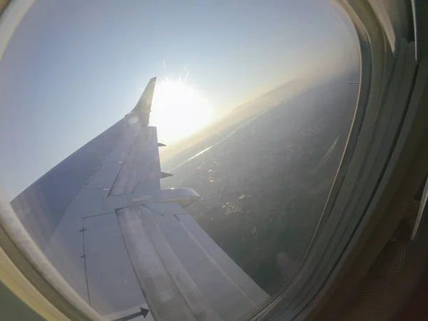 Aiplane Aircraft finestre vista sul velivolo ala, compagnie aeree, trasporto aereo skyline — Foto Stock