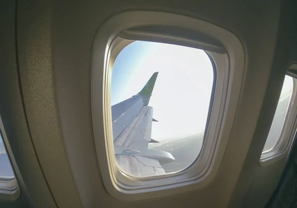 Avión Ventanas de aviones vista en el avión ala, aerolíneas, transporte de horizonte de aviación — Foto de Stock