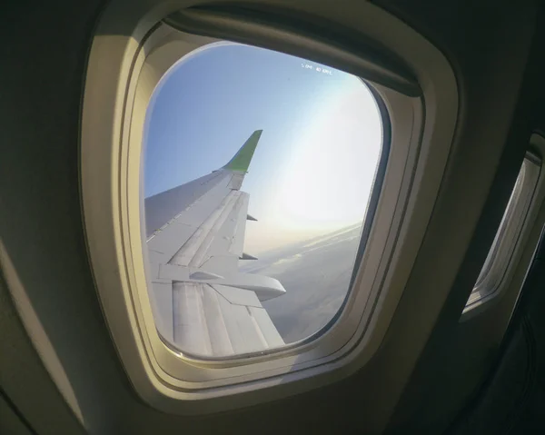 翼の航空機、航空会社、航空スカイライン交通 Aiplane 航空機 windows の表示 — ストック写真