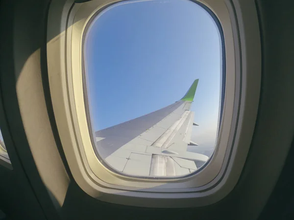 Fobie samolotów okna widok na skrzydła samolotu, linie lotnicze, lotnictwo skyline transport — Zdjęcie stockowe