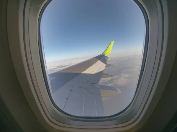 Avión Ventanas de aviones vista en el avión ala, aerolíneas, transporte de horizonte de aviación — Foto de Stock