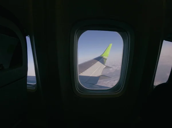 Avión Ventanas de aviones vista en el avión ala, aerolíneas, transporte de horizonte de aviación — Foto de Stock