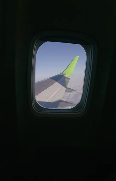 Avión Ventanas de aviones vista en el avión ala, aerolíneas, transporte de horizonte de aviación — Foto de Stock