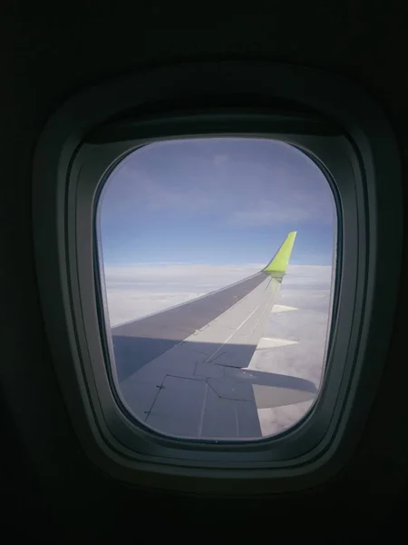 Fobie samolotów okna widok na skrzydła samolotu, linie lotnicze, lotnictwo skyline transport — Zdjęcie stockowe