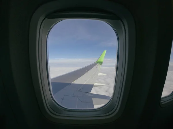 Avión Ventanas de aviones vista en el avión ala, aerolíneas, transporte de horizonte de aviación — Foto de Stock