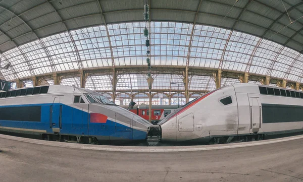 Osobní vysokorychlostní vlak na nádraží v Nice — Stock fotografie