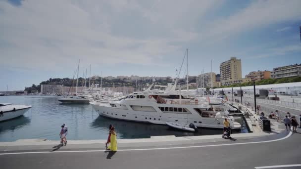 Iates na ensolarada cidade de Mônaco Monte Carlo cidade rua de Monte Carlo — Vídeo de Stock