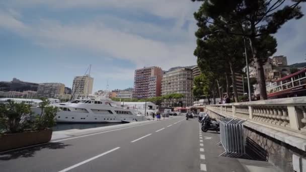 日当たりの良いモナコ モンテカルロ市街モンテカルロ通りのヨット — ストック動画