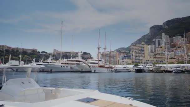 Iates na ensolarada cidade de Mônaco Monte Carlo cidade rua de Monte Carlo — Vídeo de Stock