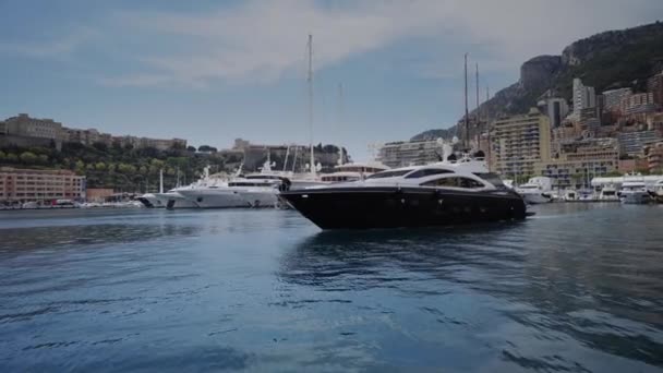 Yachter i soliga Monaco Monte Carlo stadsdelen Monte Carlo street — Stockvideo