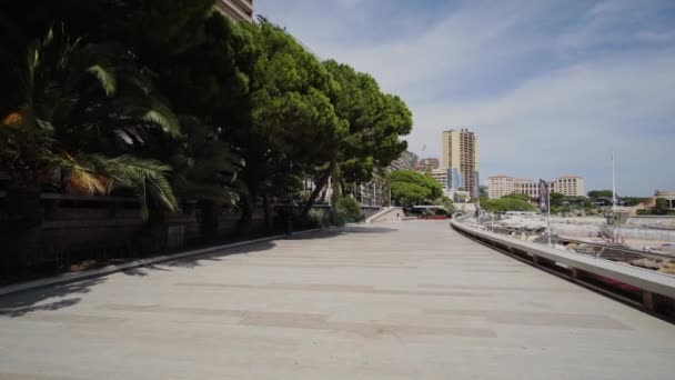 Mónaco verano Casas calles y carreteras con coches en Monte Carlo — Vídeos de Stock