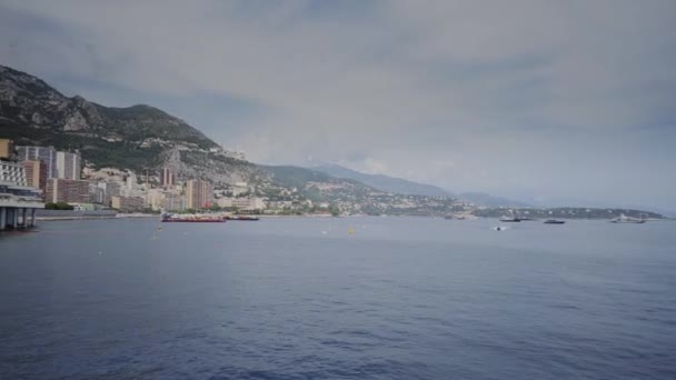 Das Mittelmeer und die Küste in Monaco — Stockvideo