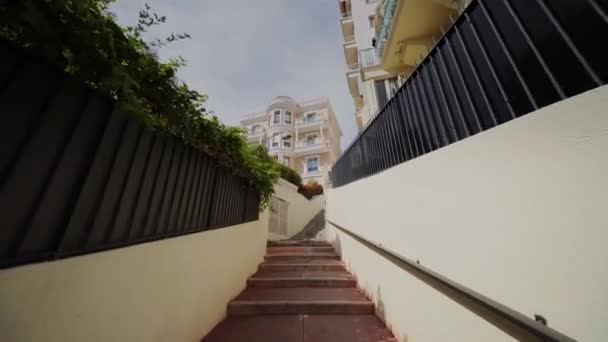 Smalle oude stappen in de straten van Monaco en wegen met auto's in Monte Carlo — Stockvideo
