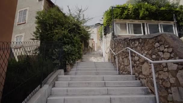 Úzký staré kroky na ulicích v Monaku a silnice s auty v Monte Carlu — Stock video