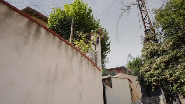 Enge alte treppen auf den straßen in monaco und straßen mit autos in monte carlo — Stockvideo