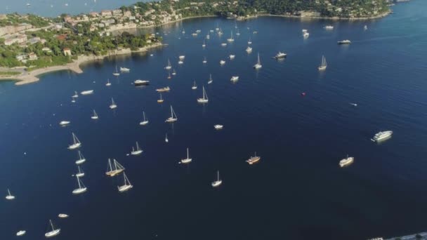 Ωραία Πόλη Σκάφη Στην Θάλασσα Πτήση Drone Κτήριο Πόλη Ακτή — Αρχείο Βίντεο