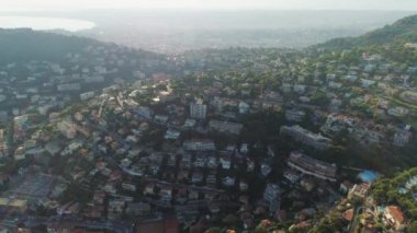 Güney Fransa'da masmavi deniz kenarı Nice kentinde yukarıdan evleri ve yollar çatılarda görülmektedir