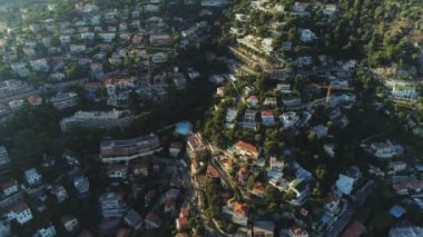 Güney Fransa'da masmavi deniz kenarı Nice kentinde yukarıdan evleri ve yollar çatılarda görülmektedir