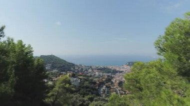 Güney Fransa'da masmavi deniz kenarı Nice kentinde yukarıdan evleri ve yollar çatılarda görülmektedir