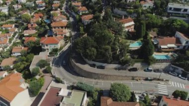 Güney Fransa'da masmavi deniz kenarı Nice kentinde yukarıdan evleri ve yollar çatılarda görülmektedir